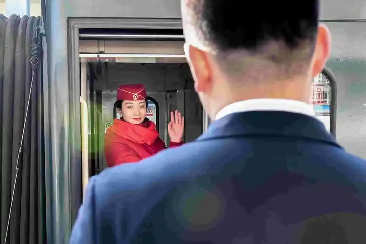 1月31日,z267次列车即将开动,杜瑶在列车上和丈夫陈玉强挥手告别.