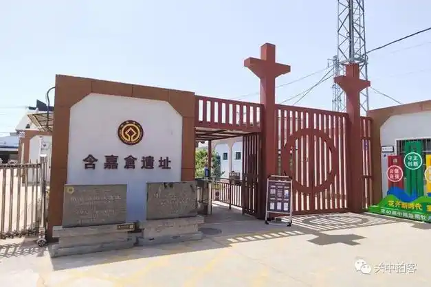 目前,在含嘉仓遗址展厅的大门前,便是陇海铁路的一个分叉口,旁边紧邻