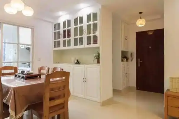 避免入户门直对餐厅;同时建议可以采用鞋柜隔断,让没玄关的户型隔出一