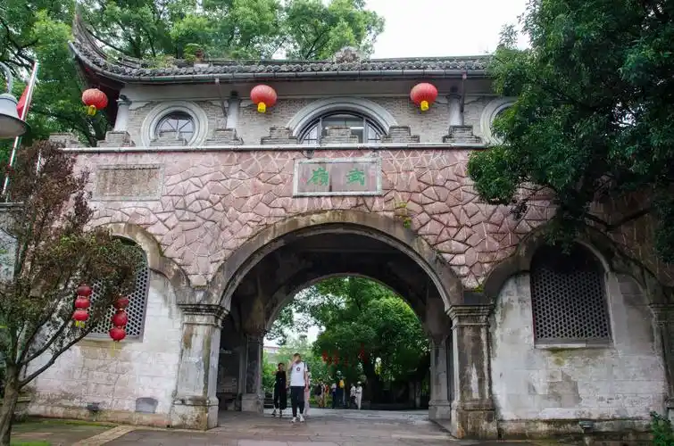 武岭门,进入溪口镇必经之路,正面门额上武岭两字由国民党元老,书法家