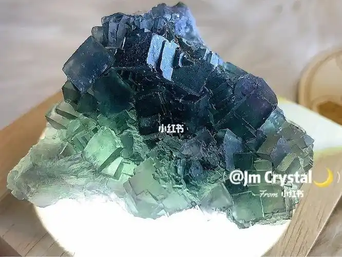 可结缘天然祖母绿墨绿色阶梯萤石矿标