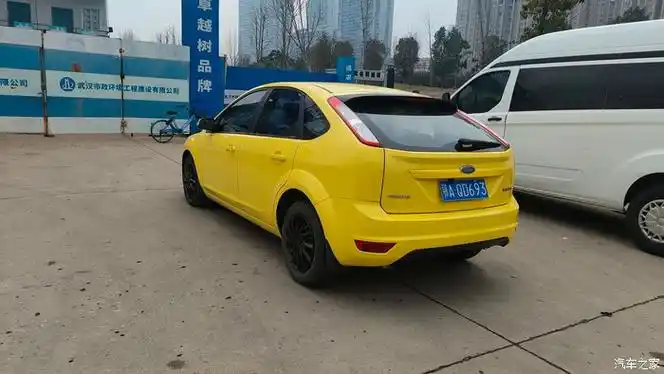 出一台13年丰福特福克斯两厢18排量自动挡