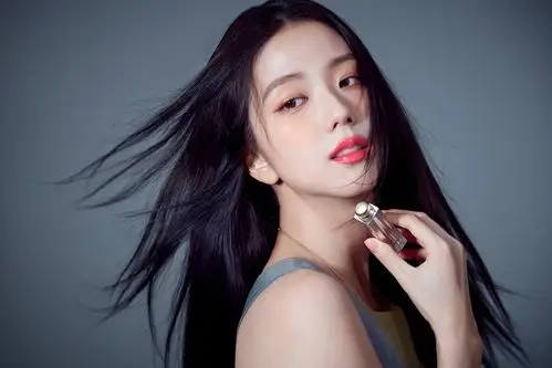 巴黎时装周blackpink金智秀 (jisoo)代言迪奥dior2021春夏女装成衣