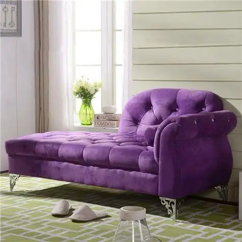 紫色沙发可以搭配的沙发垫颜色有很多,比如:红色,黄色,黑白以及紫色等
