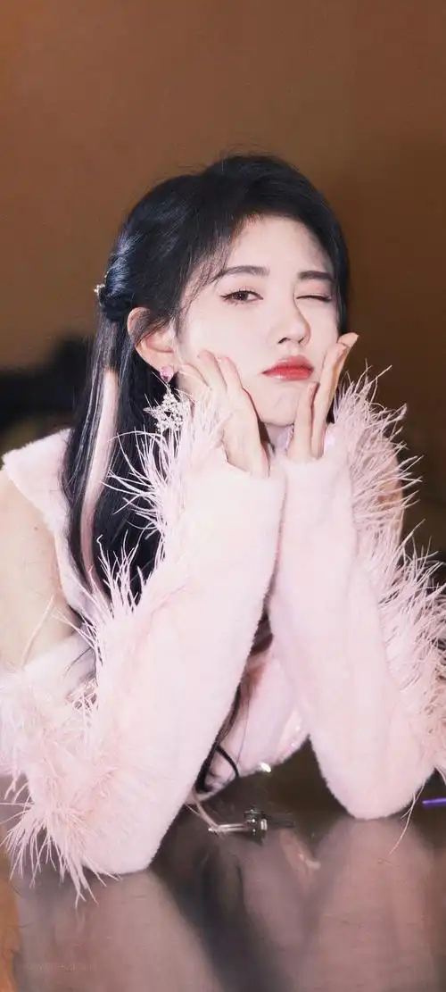 鞠婧祎可爱表情手机壁纸