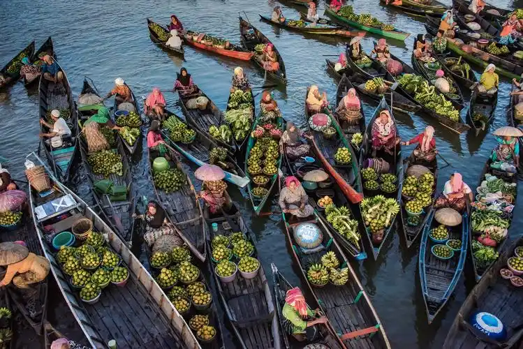 婆罗洲的水上市场 - 人物类-摄影大赛2016 - 国家地理中文网