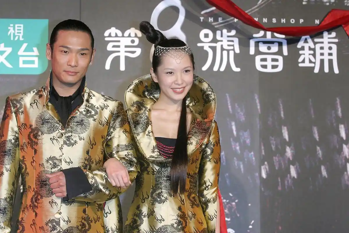 都是为了流量,因为第八号当铺真的太好看了,当年我可是看了好几遍