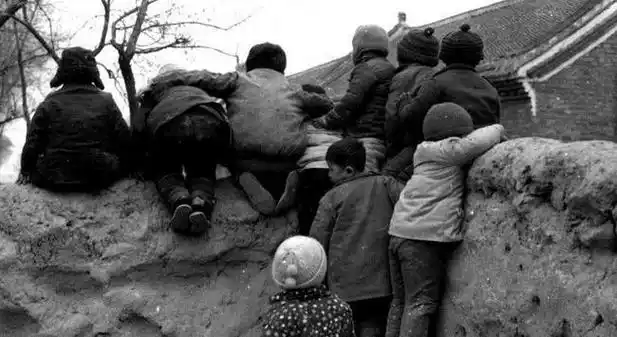 老照片:上世纪80年代的农村场景,这样的场景你熟悉吗?