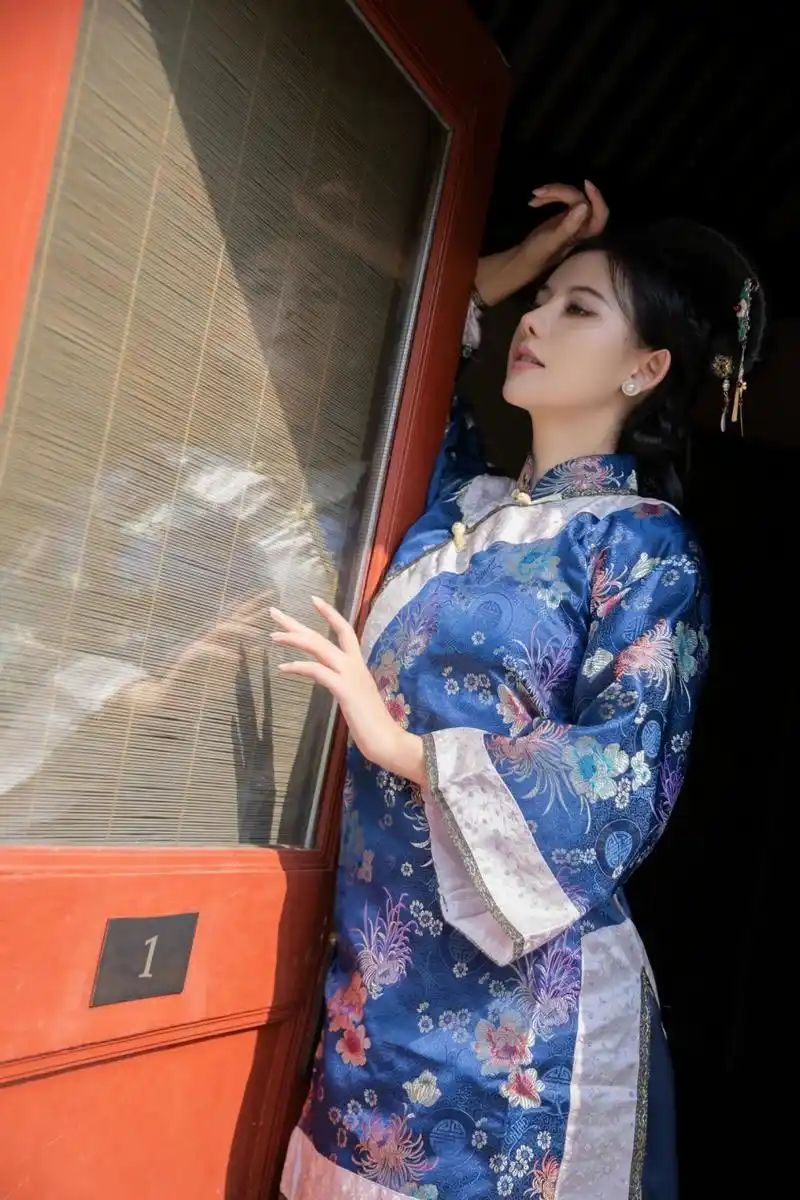 满族传统服饰的现代美