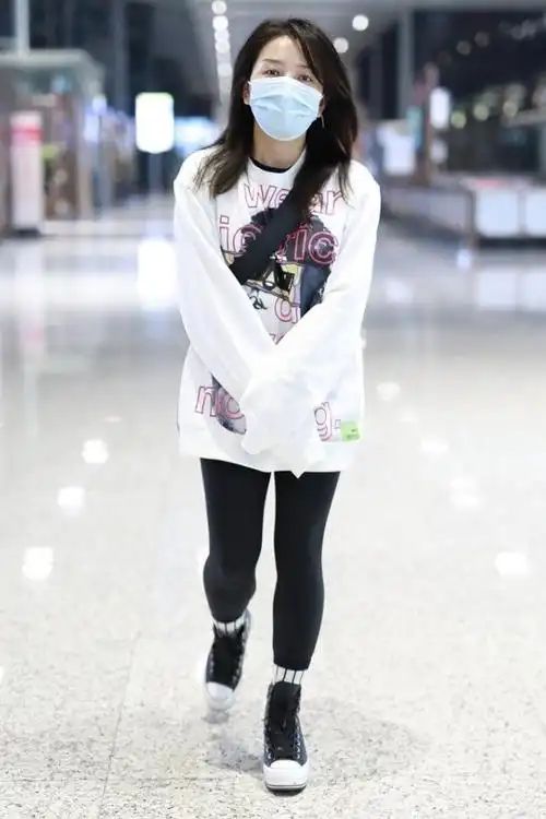 何洁挺有自信的卫衣挑长的穿裤子挑紧的穿搭配还挺显小的