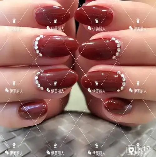 圆形新娘简约红色美甲图片