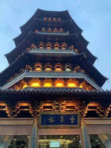 超级有代入感,真的领略了白娘子的故事,雷峰塔上俯瞰西湖,一层比一层