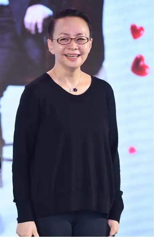 宋丹丹终于胖点了,穿"显瘦黑"却也挡不住"肉颤颤",好接地气