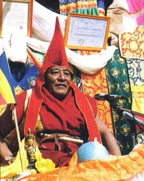 其中宁玛派,是藏传佛教各教派中最古老的教派,因为该派僧人都戴红色僧