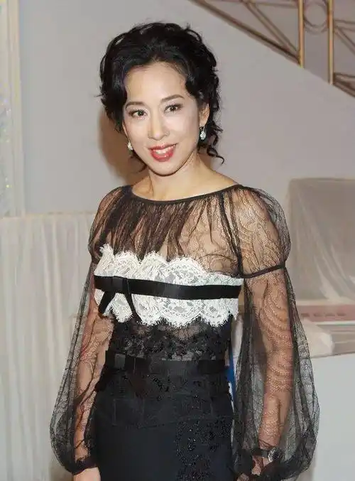 朱玲玲真的是中年女性的穿搭模板,简单黑白配,休闲却不失高级感_气质