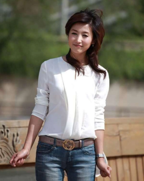 春妮二婚嫁给刚强挺着大肚子坚持主持高龄产子后全家乐开怀