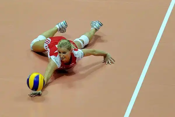 图文巴西女排31波兰巴兰斯卡救球瞬间