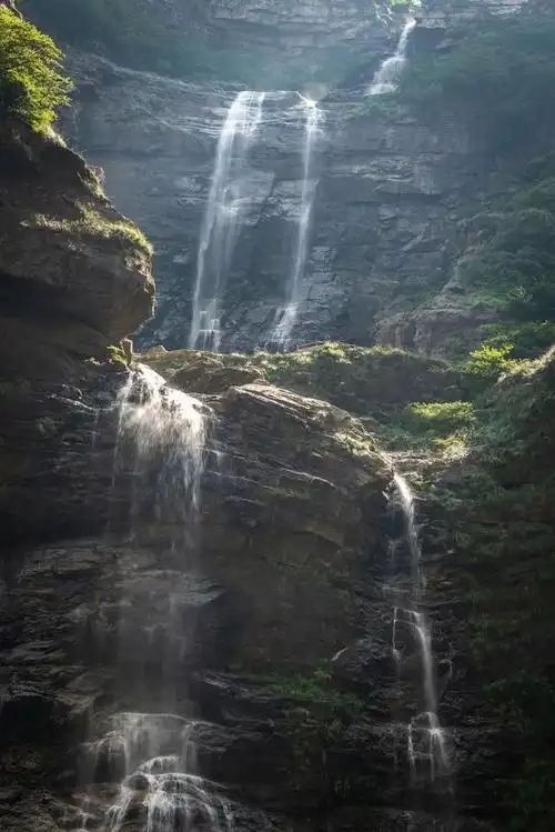 庐山瀑布挂住了