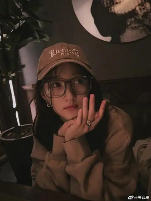 关晓彤戴棒球帽穿卫衣托腮发呆表情好萌