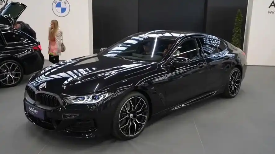 轿跑赏新,实拍2023款全新宝马8系黑武士版内外部细节静态高清展示!