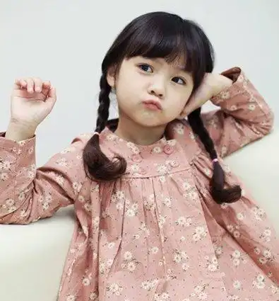 长发的基础之上,打造出一款双马尾辫发型,双发辫发型显出小女孩的乖巧