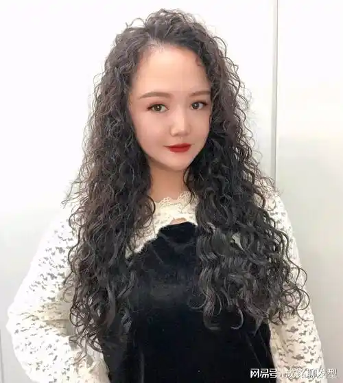 适合五六十岁女人的烫发,时髦大气不失成熟韵味,显发量又好打理-幽兰