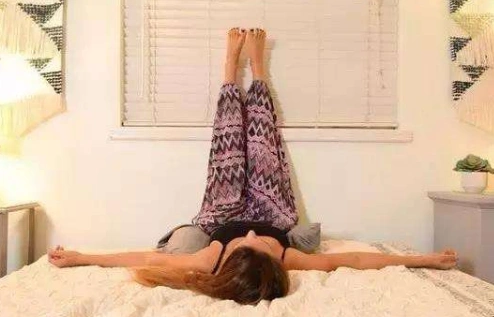 每天睡前坚持"靠墙抬腿",一段时间后,这些好处或许会看上你