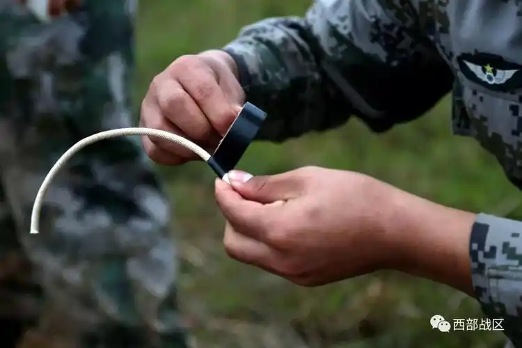 官兵拉着点火管迅速撤离现场官兵们撤离至隐蔽区域导爆索适时可靠起爆