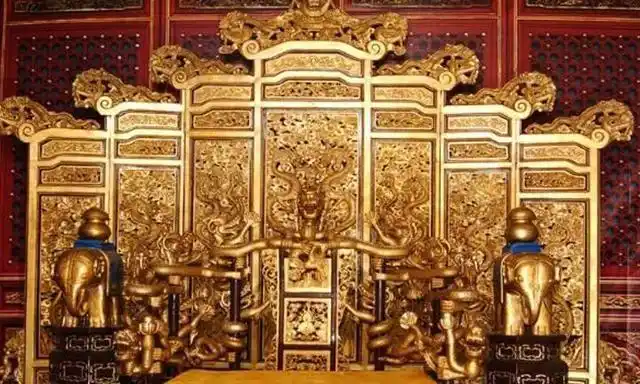 小孩爬龙椅皇帝问天子好做吗小孩说了4字保住命继承皇位