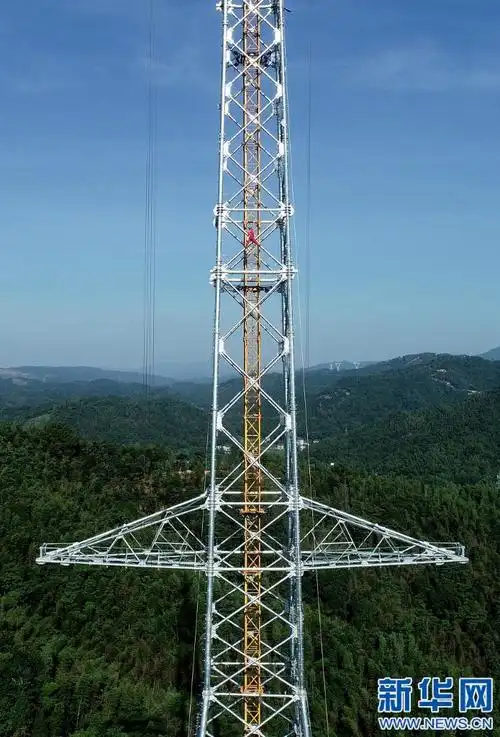 在江西省宜春市万载县,供电部门工作人员顶酷暑组装1000千伏特高压