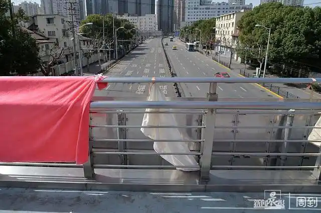 煞风景复兴东路人行天桥晾满被子晨镜头