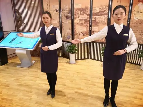 内容 1:妆容 2:鞠躬礼节 3:微笑服务 4:接待客户礼貌用语以及指引手势