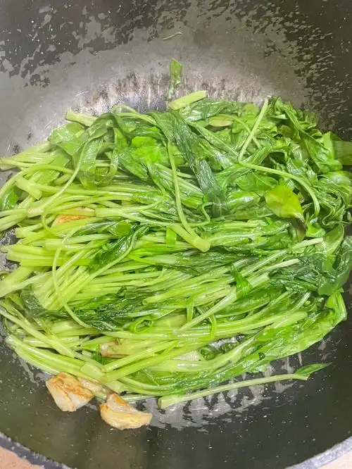 超好吃的蒜蓉空心菜夏天绝配做法很简单