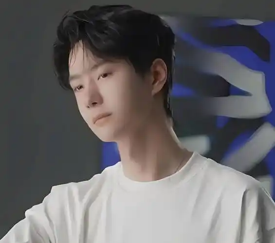 近日,乐华借助王一博在电影界的人脉,为程潇锁定了一部电影角色,试图