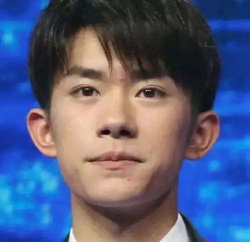 易烊千玺高清无修脸上痘痘太明显就算戴着帽子口罩都遮不住