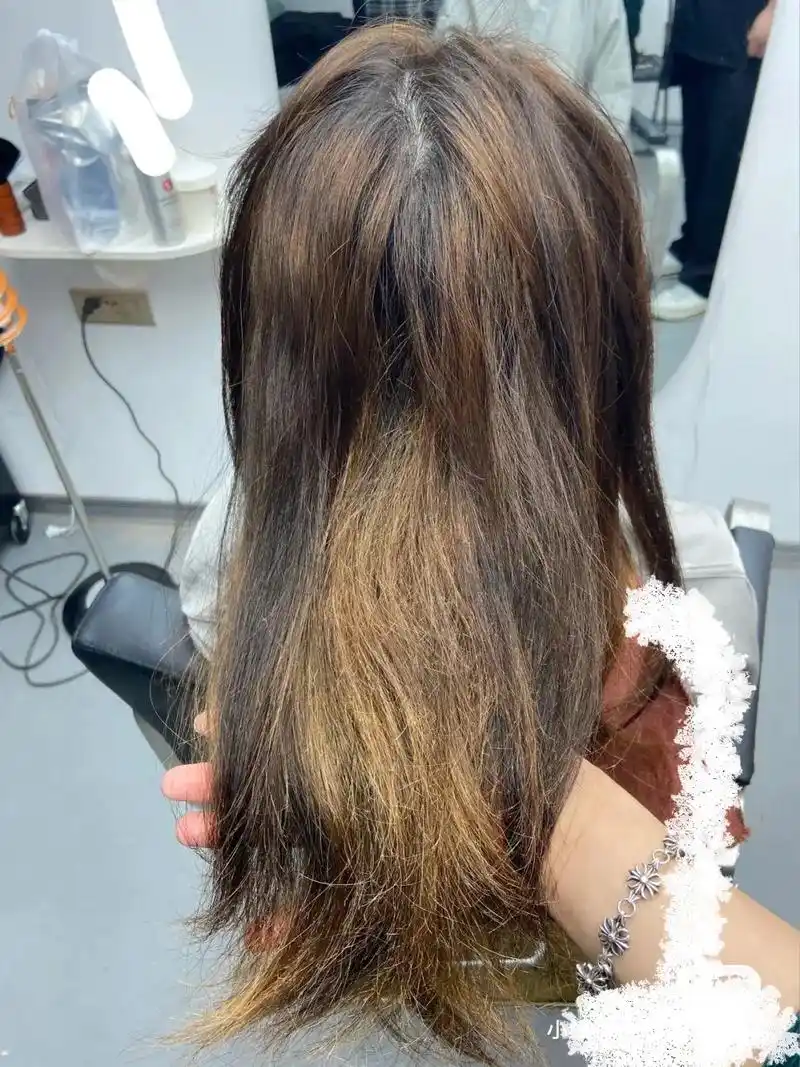 翻车现场.客人染过黑色之前又多次漂染 头发湿发一拉就断 先用 - 抖音