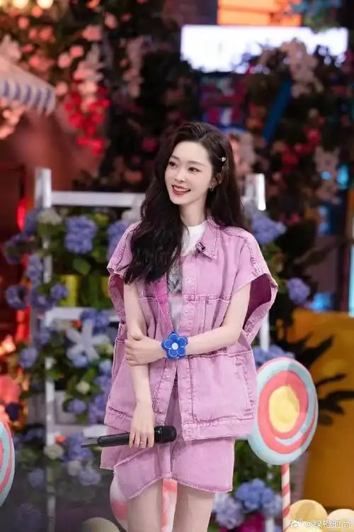 宋轶童年照#宋轶小时候的照片有点东西啊哈哈哈哈,隔着屏幕都能妇觉