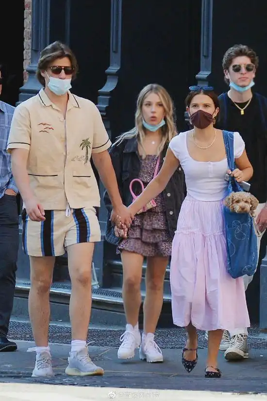 米莉博比布朗与乔恩邦乔维儿子牵手被拍