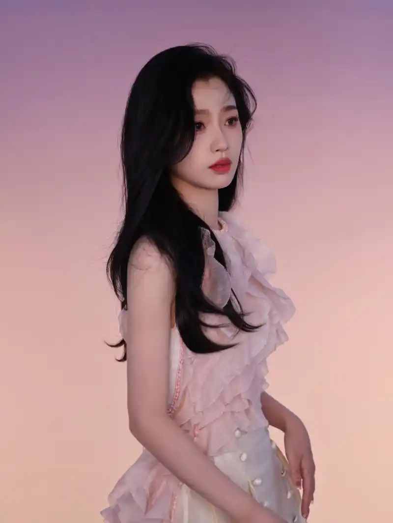 虞书欣最近照片性感又魅惑,粉色编花裙也掩盖不住姣好身材