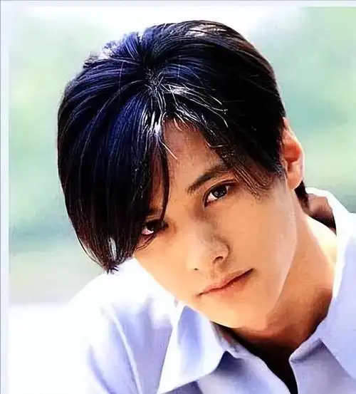 和韩国第一美女金喜善合作的电视剧《背后的男人》,让元斌第一次开始