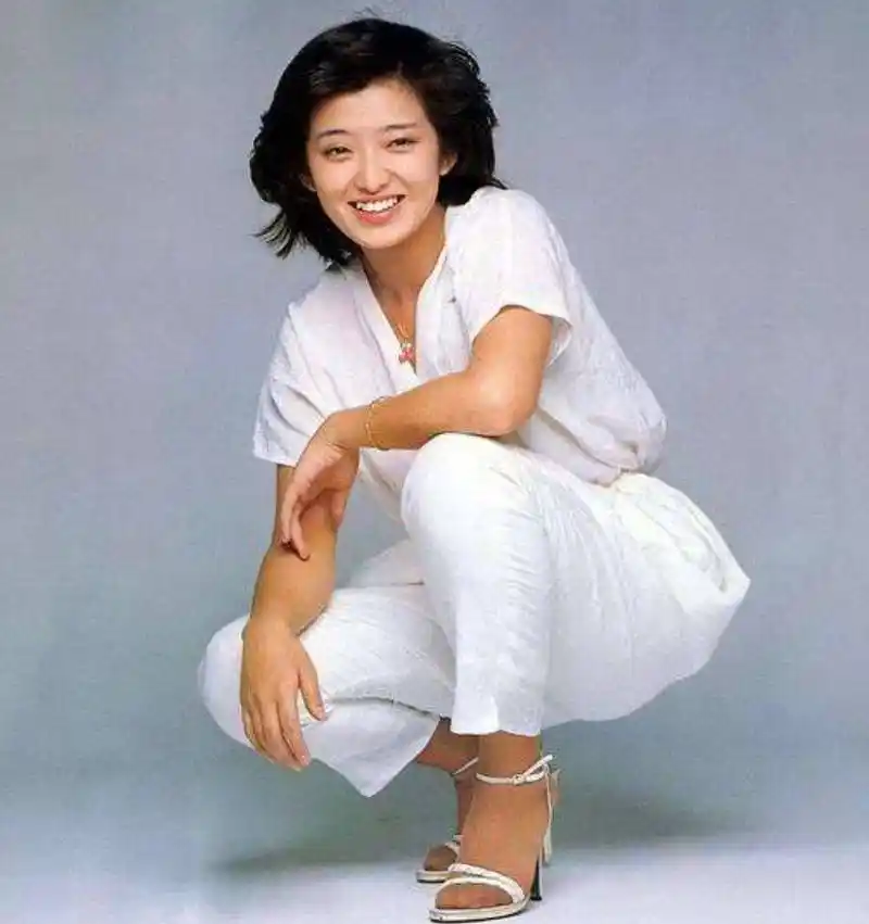 62岁山口百惠优雅老去穿衣不扮嫩更显气质身材发福也没油腻味