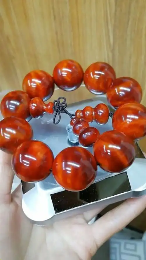 今天带来一款琥珀手串,品质细腻包浆完美无比