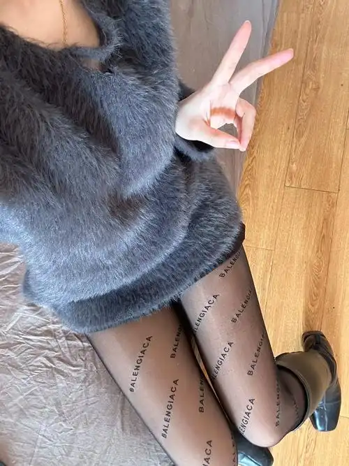 如果没有深情拥抱,请努力买件外套#冬天 #巴黎世家字母袜@小 - 抖音