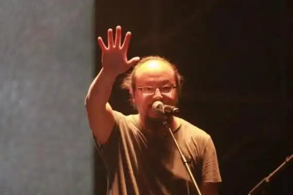 54岁窦唯现身苍蝇小店,衣服洗褪色头发花白,拒绝央视高价邀请