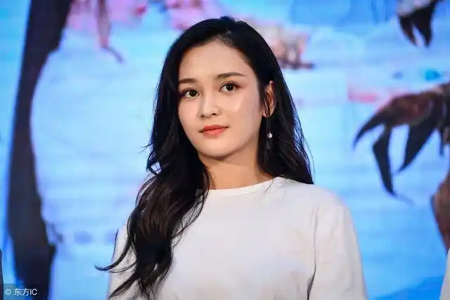 杨幂旗下艺人又"解约",唯热巴衷心跟随,网友称:又养一白眼狼