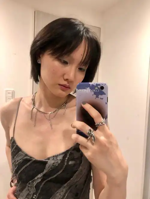 剃眉毛后自拍多了一个步骤