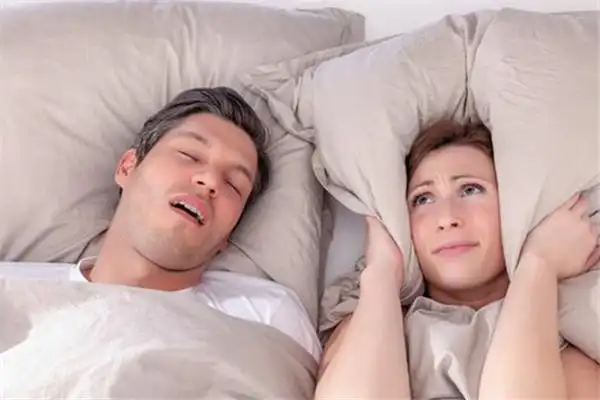 睡觉爱打呼噜是什么原因引起的 睡觉打呼噜怎么治疗