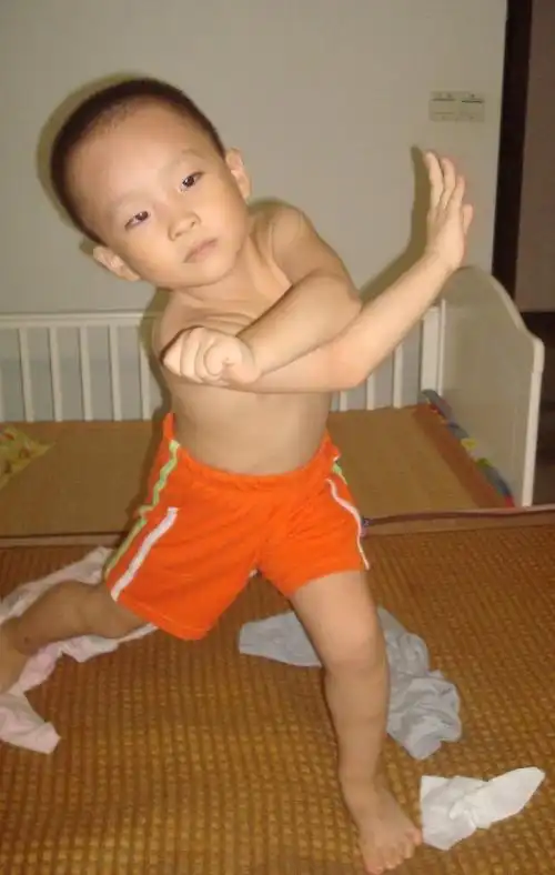 有时小猪也挺爱耍耍拳头,有一次换衣服时,看他光着膀子耍起来更带劲一