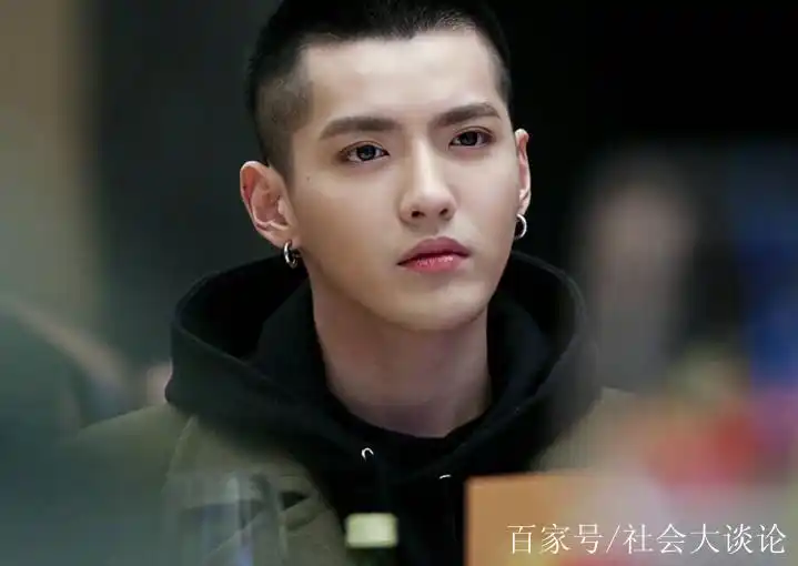 吴亦凡清爽露额头短发,整个形象干净清爽,气质沉稳有风度!