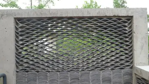 瓦的景墙,下部是密实的青砖,上部则是层叠透光.